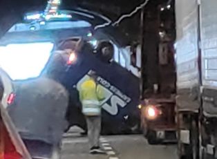 Genova, grave incidente in autostrada: corriere si ribalta sull'A10
