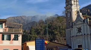 Incendio devasta un bosco a Moconesi, impegnati i mezzi aerei dei vigili del fuoco