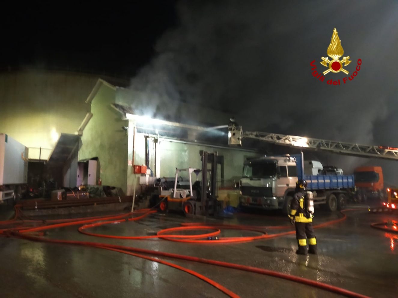 Bolzaneto, vasto incendio in un capannone: vigili del fuoco in azione tutta la notte