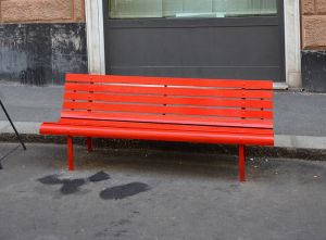 Genova, installata una panchina rossa in via Galata in ricordo di Clara
