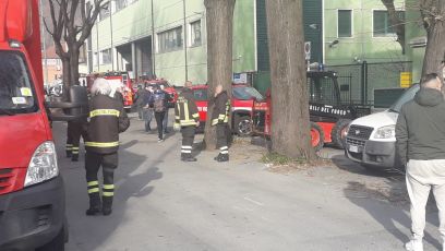 Incendio Bolzaneto, bruciate anche 350 mila mascherine. Schiume nel Polcevera