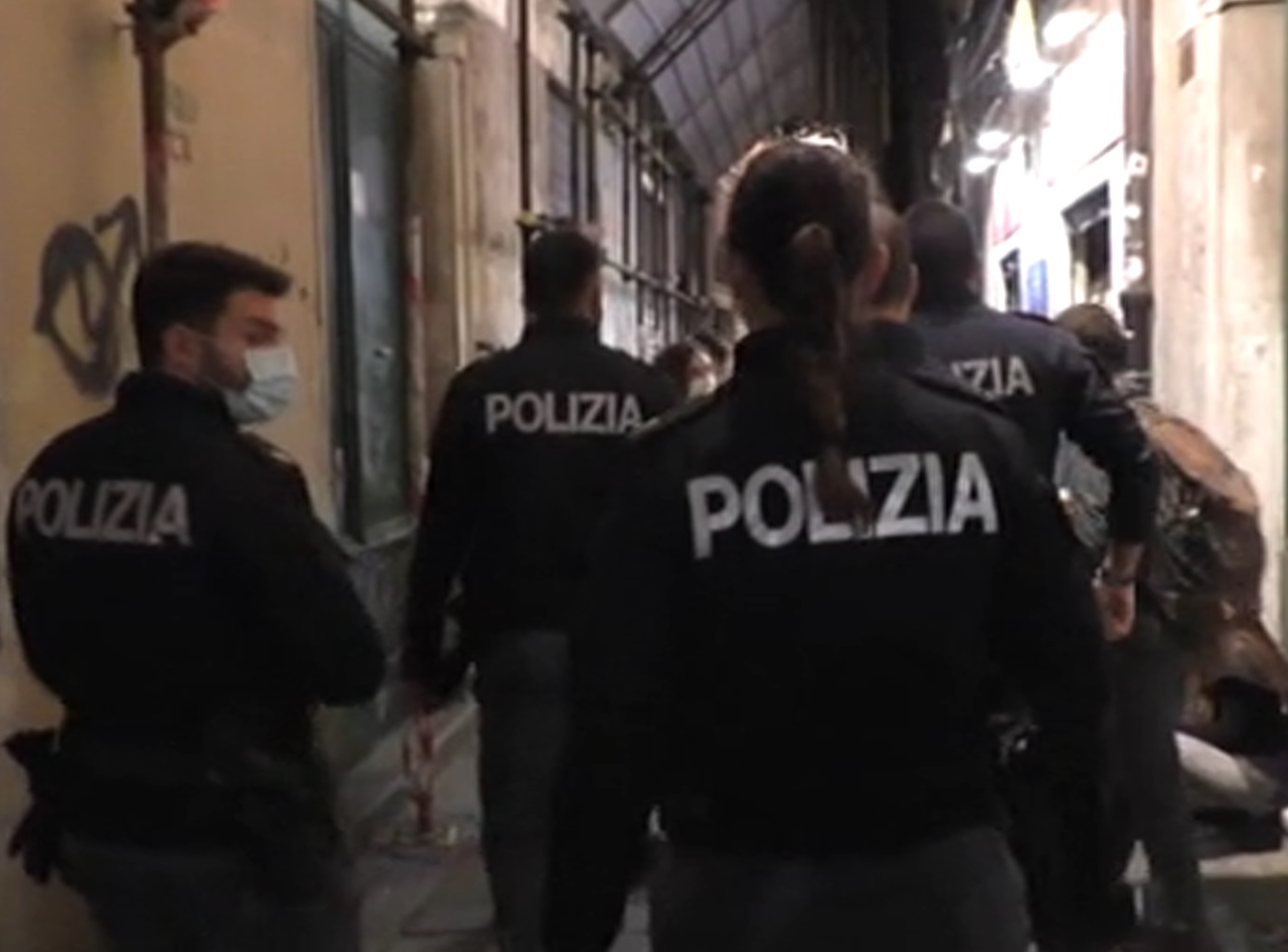 Genova, fermato alle 4 di notte con in bocca 19 ovuli di droga: arrestato