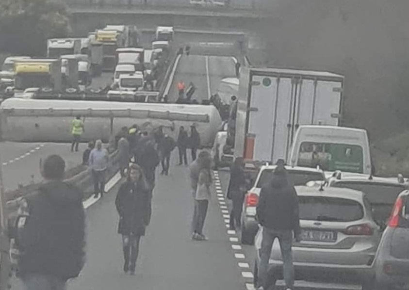 Albenga, grave incidente sull'A10: due tir ribaltati sulle carreggiate, un morto