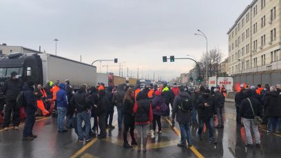 Sciopero del porto di Genova, i lavoratori bloccano i varchi portuali