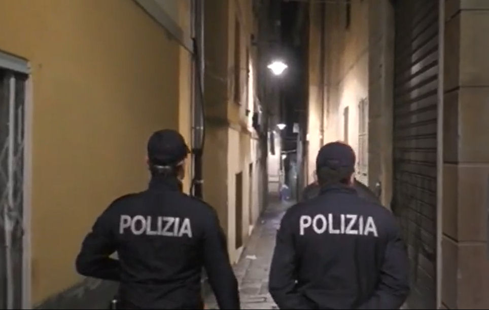 Genova, evade dai domiciliari per molestare le vicine di casa: arrestato