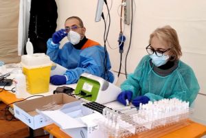 Sanremo, tamponi a tappeto fuori dall'Ariston: "Oltre 400 al giorno"