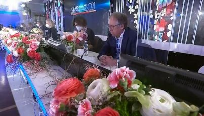 Sanremo 2021, Amadeus: "Il mazzo di fiori? Lo vogliono anche gli uomini"