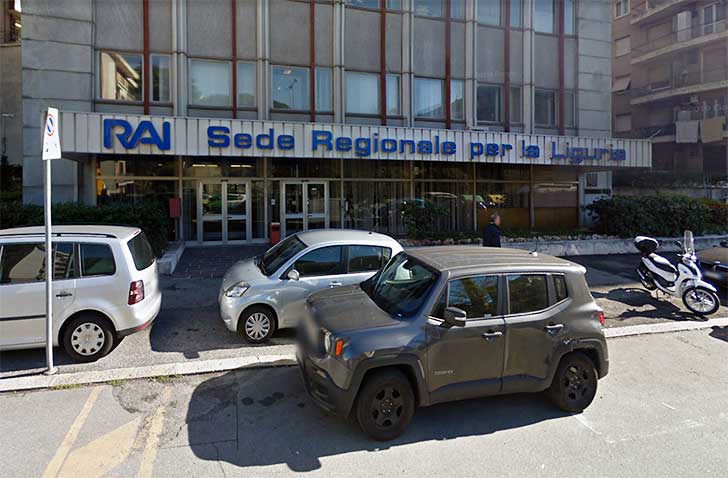 Genova, anarchici si arrampicano sulla facciata della sede Rai di corso Europa