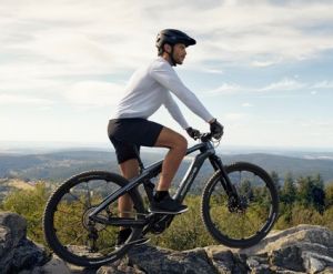 Porsche lancia due nuove bici elettriche per l'asfalto e i percorsi accidentati