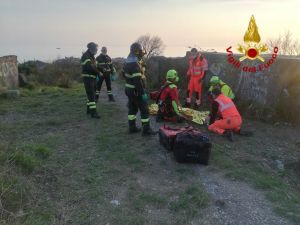 Genova, cade durante una gita sulle alture e batte la testa: giovane grave