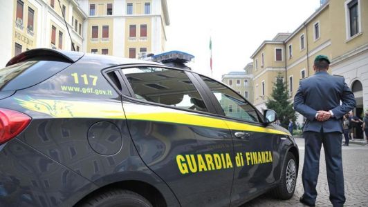 Imperia, ragazzo tenta di impiccarsi in strada: salvato dai finanzieri