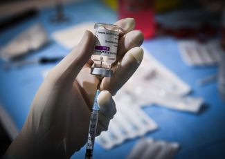 Vaccino anti covid, Costa:  "Via libera  del ministero della Salute ad AstraZeneca per gli over 65"