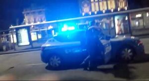 Genova, ubriaco fa pipì sul bus: denunciato e trasportato in ospedale 