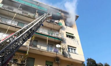 Quezzi, appartamento distrutto dalle fiamme: una donna ricoverata al San Martino