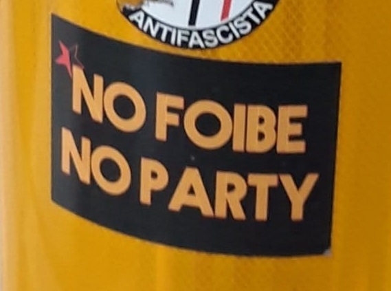 "No foibe, no party", gli adesivi apparsi a Genova. FdI: "Un insulto morale"