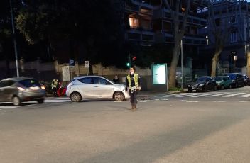 Genova, incidente tra auto e scooter in via Giordano Bruno: 30enne gravissimo