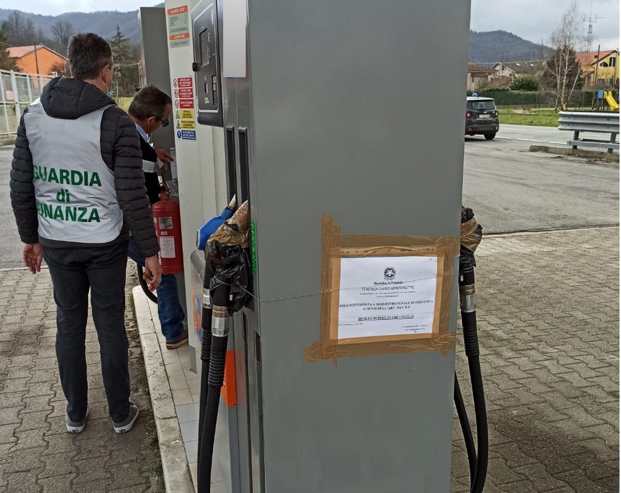 Savona, carburante con acqua nel distributore: sequestrati 30 mila litri di benzina
