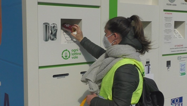 Genova, il primo ecocompattatore mangia plastica e alluminio arriva al Porto Antico