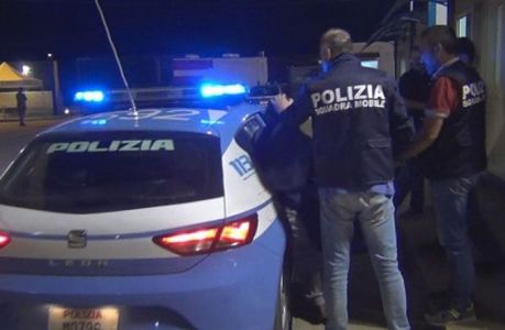 Genova, picchiano i poliziotti e cercano di chiuderli in un negozio: tre arresti