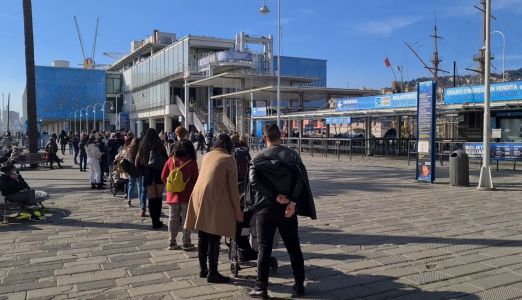 Genova, voglia di normalità: decine di persone in coda all'Acquario