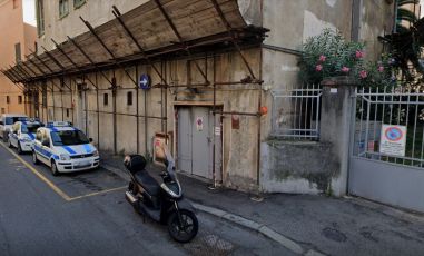 Genova, entra nel cortile della polizia locale per rubare una bicicletta elettrica: arrestato