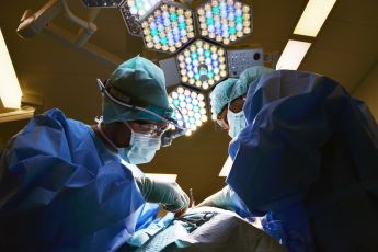Savona, l'ipnosi al posto dell'anestesia: operazione al cuore all'avanguardia al San Paolo
