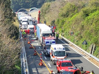 Incidente mortale in A10, ipotesi distrazione o brusca frenata del tir