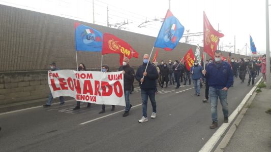Sestri Ponente, i lavoratori di Leonardo in protesta: traffico bloccato