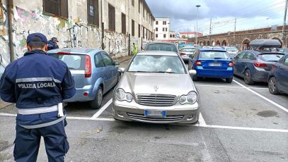Genova, bonificato il piazzale in via d'Acri: tre auto sequestrate, una rimossa e 41 sanzioni