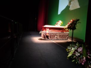 Addio a Marco Sciaccaluga, luci soffuse e musica dei Doors in teatro per la camera ardente