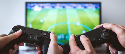Genova, genitori al lavoro e 11 ragazzi organizzano torneo di Playstation: tutti multati