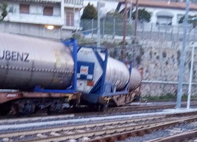 Paura a Ventimiglia, deraglia il vagone di un treno merci in stazione