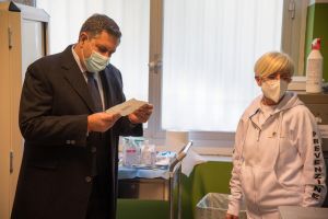 Covid, Toti: "La Liguria valuta una legge per obbligare i sanitari a vaccinarsi"