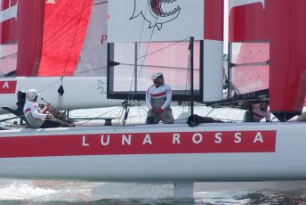 Coppa America, calma piatta in mare: rinviate le regate