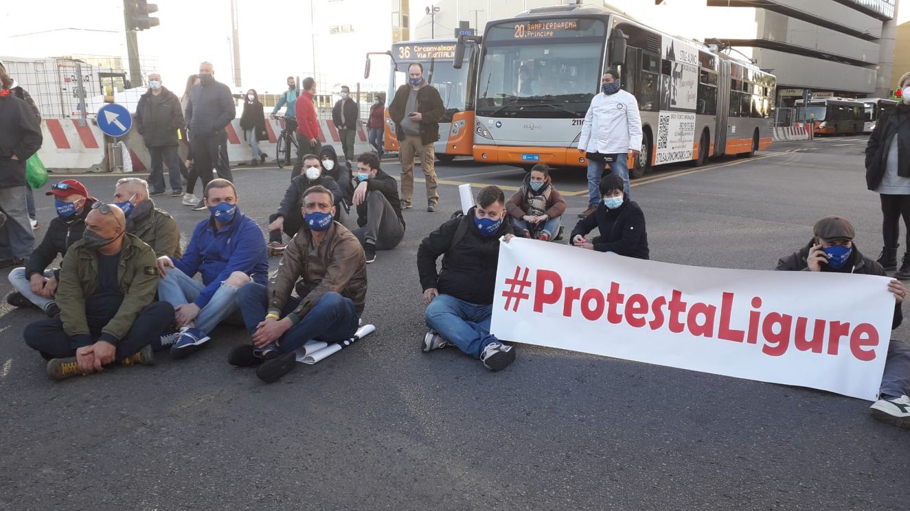 Genova, la rabbia dei ristoratori in piazza: "Non riusciamo più ad andare avanti"