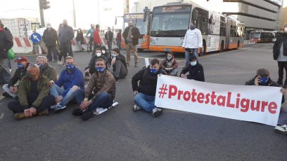 Genova, la rabbia dei ristoratori in piazza: "Non riusciamo più ad andare avanti"
