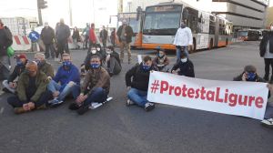 Genova, la rabbia dei ristoratori in piazza: "Non riusciamo più ad andare avanti"