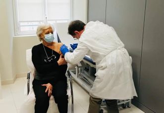 Covid Liguria, avanti con i vaccini per over 80 e ultrafragili: attivato un numero verde