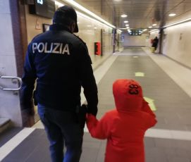Genova, bimbo in cura al Gaslini diventa poliziotto per un giorno: la foto commuove il web