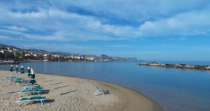 Cadavere ritrovato sulla spiaggia della Foce a Sanremo: forse un clochard