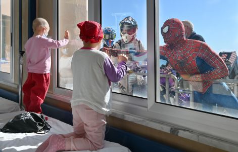 Genova, sorpresa al Gaslini: motociclisti e Spiderman visitano i piccoli pazienti "dal cielo"