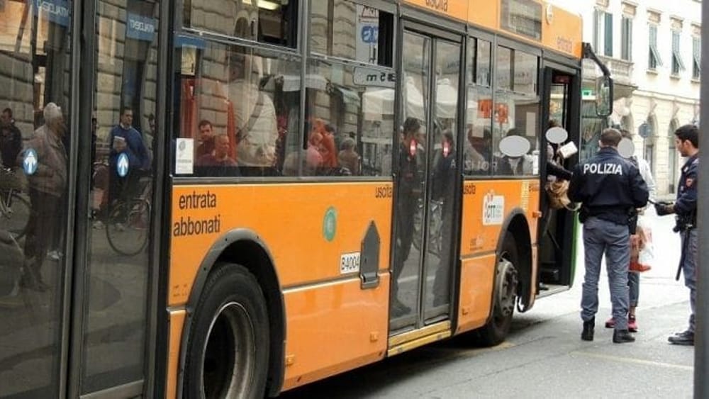 Genova, sputa sull'autobus e prende a calci la porta: denunciato
