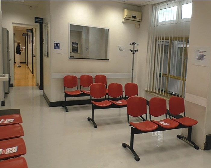 Stop vaccini AstraZeneca: pazienti avvisati con sms, ambulatori vuoti 