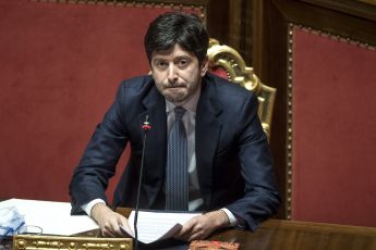 Vaccini, Speranza: "Massima fiducia ma pretendiamo massimo livello di sicurezza"