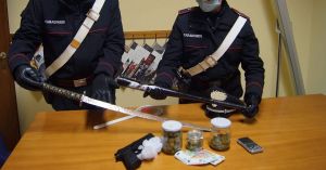 Genova, in casa con mezzo chilo di marijuana e una katana: 16enne arrestato
