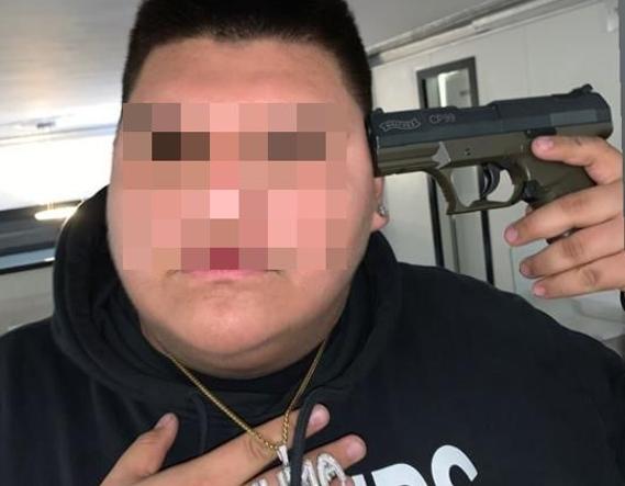 Genova, pubblica su Instagram due foto con una pistola: denunciato lo zio