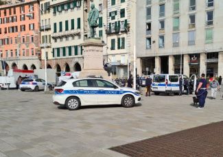 Genova, ruba profumo e cellulare seminando il panico in via Gramsci: arrestato