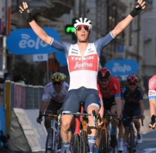 Milano-Sanremo 2021: vince il belga Stuyven, secondo Ewan, al terzo posto Van Aert