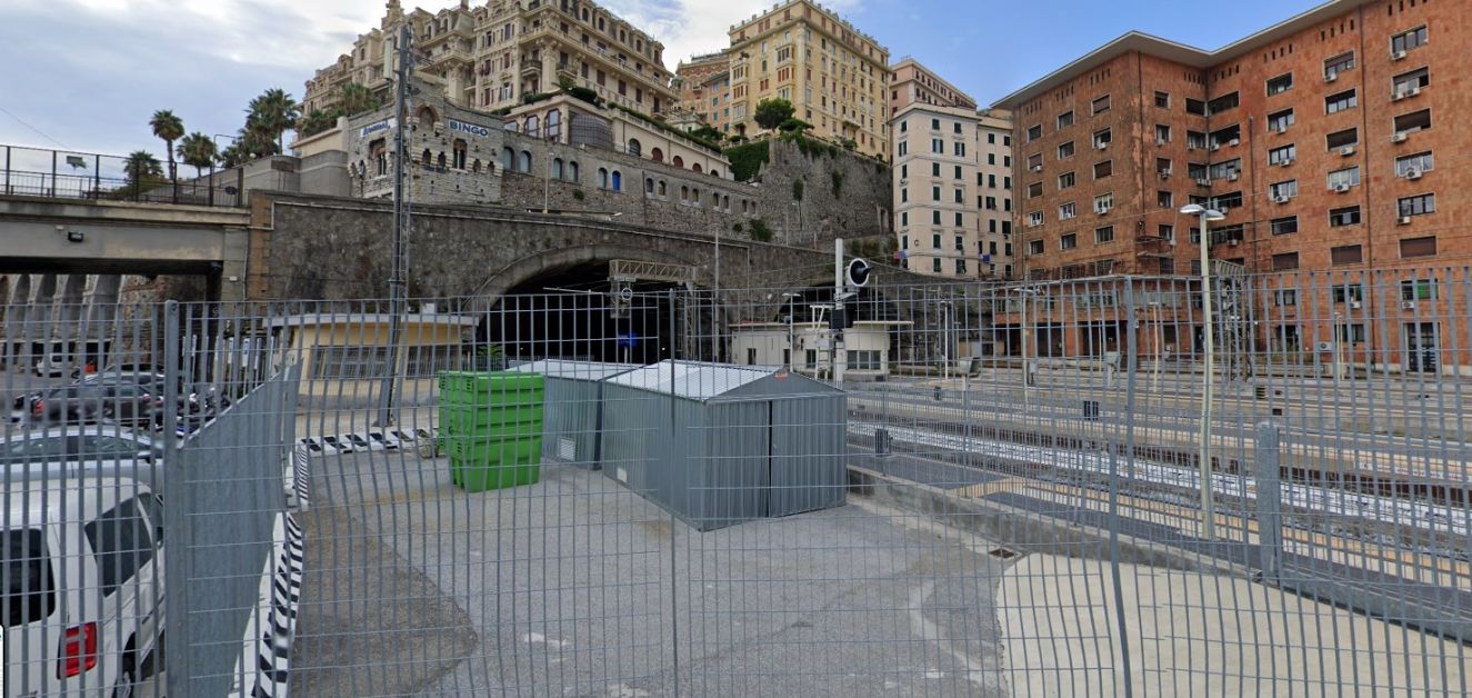 Genova, si getta nel vuoto dal ponte della ferrovia: afferrato per le gambe dagli agenti Polfer