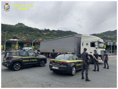 Ventimiglia, cocaina e hashish nascosta nei tir: sequestrati 74 kg di droga